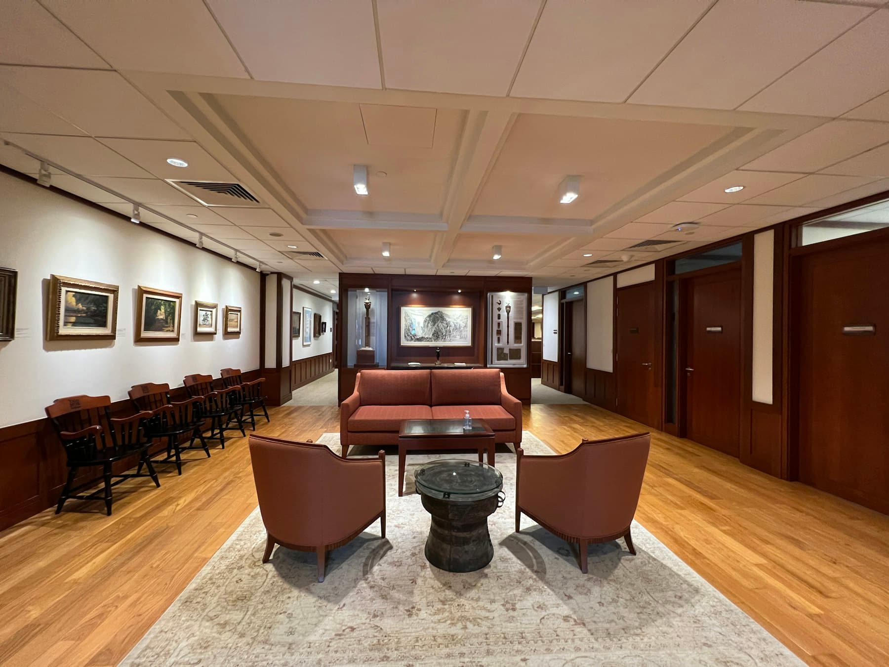 Private Bank Arrival Hall, image 3 of 5